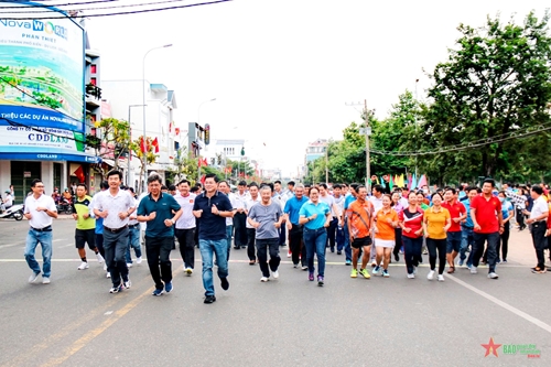 Hơn 2.000 người tham gia Ngày chạy đầu năm - Chào năm mới 2023